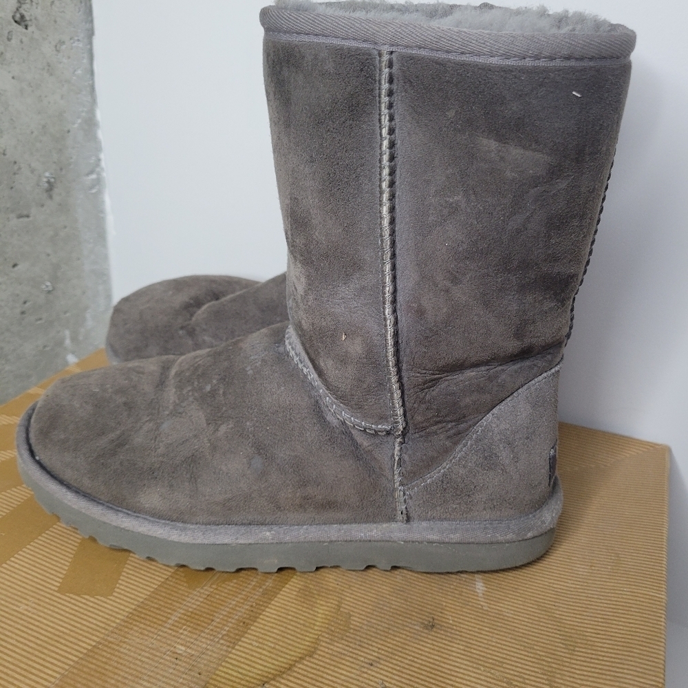 Ugg Classic Short Boots SZ 6 - Picture 3 of 12
